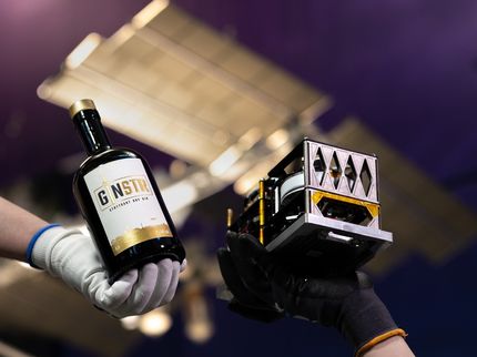 Der Stuttgarter Gin mit der Experimentierbox, die auf die ISS fliegt.