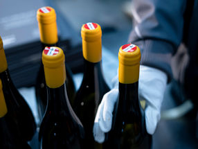 Das Bild zeigt Weinflaschen mit der rot-weiß-roten Banderole.