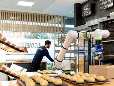 Des robots travaillent dans la boulangerie