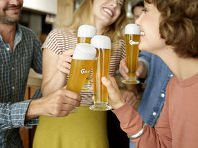 Anstoßen mit bestem Biergeschmack funktioniert auch ohne Alkohol – zum Beispiel mit Gösser NaturGold Alkoholfrei.
