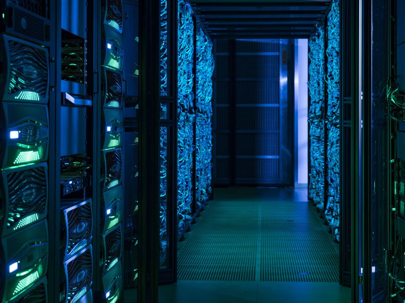 Neuartige organische Leuchtdioden: So strahlt das Blau heller und länger - Zweikanalige intra-/intermolekulare Exciplex-Emission ermöglicht effiziente tiefblaue Elektrolumineszenz