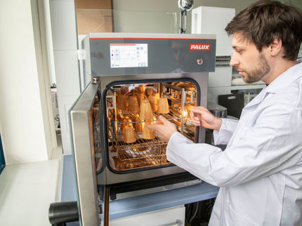 Bei einem anstehenden Pilotprojekt sollen die beschichteten Waffelbecher erstmals in größerem Maßstab hergestellt werden. Ökotrophologe Martin Nauen arbeitet daran, die Beschichtung für die Becher mit der Anlage kompatibel zu machen.