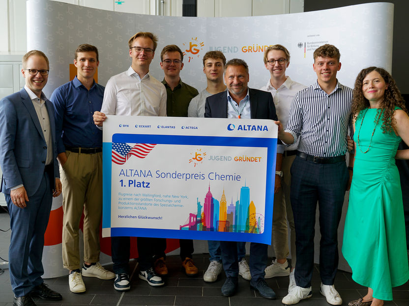 ALTANA Sonderpreis Chemie für Schüler aus Geisenheim beim JUGEND GRÜNDET Bundesfinale 2023 - Die Schüler waren mit ihrer Geschäftsidee unter den besten von 868 Teams, die im aktuellen Wettbewerbsjahr einen Businessplan eingereicht haben.