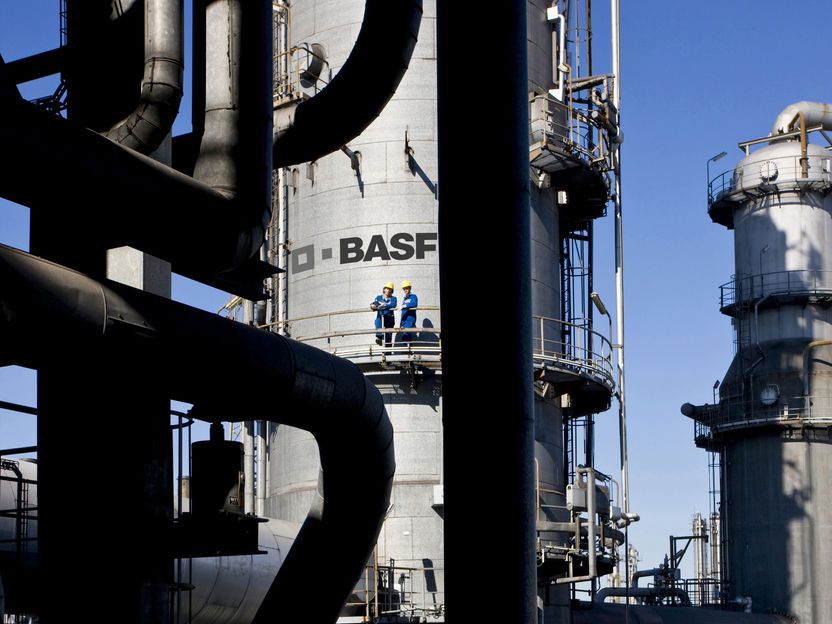 BASF-Ergebnis in schwierigem Marktumfeld deutlich unter starkem Vorjahresquartal - Umsatzrückgang um 24,7 Prozent auf 17,3 Milliarden Euro