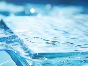 Películas de agua: los arquitectos silenciosos de las transformaciones químicas