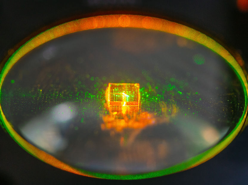 A miniature magnetic resonance imager made of diamond - Quantum sensors make microscale NMR spectroscopy possible