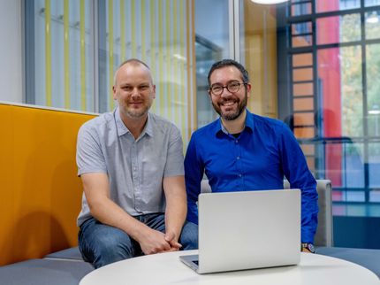 Lars Schäfer and Dario De Vecchis (right) have been working on the tuberculosis pathogen.