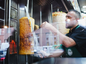 The Vegetarian Butcher et Düzgün lancent leur premier kebab à la broche à base de plantes