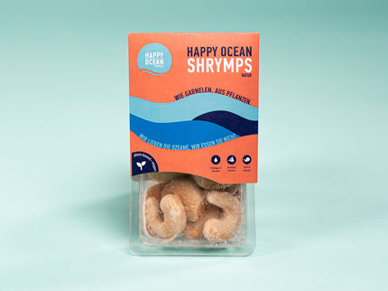 Im Veganuary 2024 finden Reisende die pflanzlichen Shrymps von Happy Ocean Foods auf der Speisekarte der Deutschen Bahn.