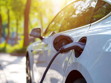 La batterie à semi-conducteurs se charge en quelques minutes et dure des milliers de cycles