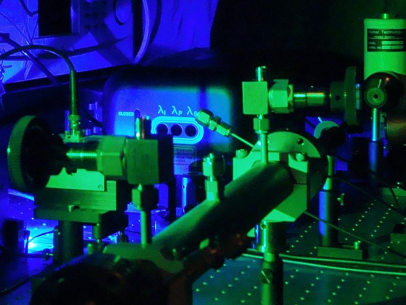 Verfahren zur optischen Analyse von Spurengasen verfeinert - Prof. Gernot Friedrichs von der Uni Kiel hat einen neuen Ansatz entwickelt, um störende Signale in der Laserabsorptionsspektroskopie unsichtbar zu machen