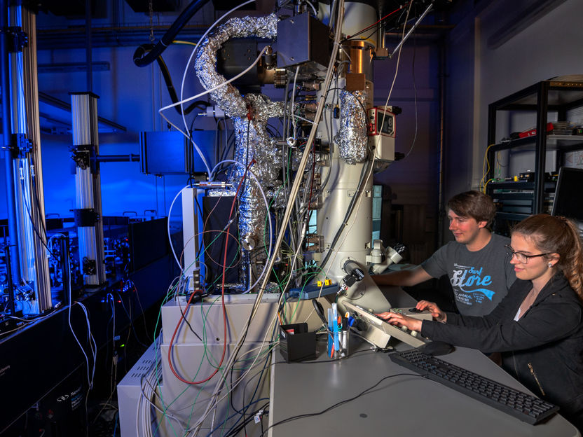 “Optical fingerprints” on an electron beam - Researchers observe non-linear optical processes in the electron microscope