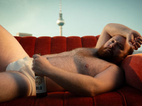 Parodia de Calvin Klein: BRLO se desnuda y da la réplica berlinesa a Jeremy Allen White