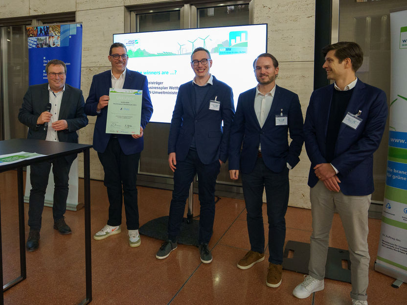Cómo funciona la construcción sostenible: las fibras de aerogel de origen biológico sustituyen a los materiales aislantes sintéticos - La start-up SA-Dynamics ha obtenido el primer puesto en el concurso de planes de negocio KUER.NRW