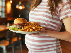 Las embarazadas deben evitar los alimentos ultraprocesados y la fast food