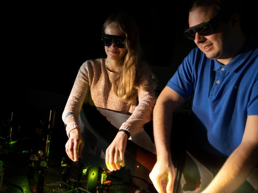 Mikroskopie: Überwindung der traditionellen Auflösungsgrenze für das schnelle Tracken von Molekülen - Innovative Methode verfolgt schnelle dynamische Prozesse zwischen Molekülen auf molekularer Ebene