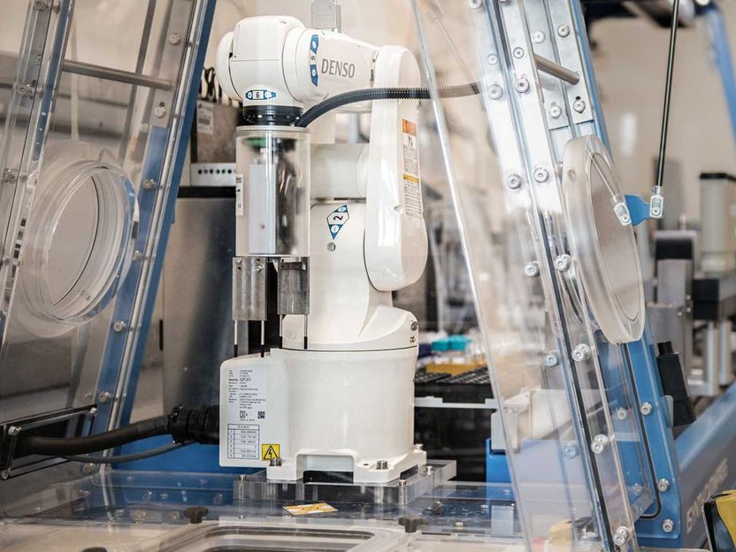 Im Roboterlabor zu nachhaltigem Treibstoff - Dank neuer automatisierter Forschungsinfrastruktur mit KI können Chemiker Katalysatoren schneller entwickeln