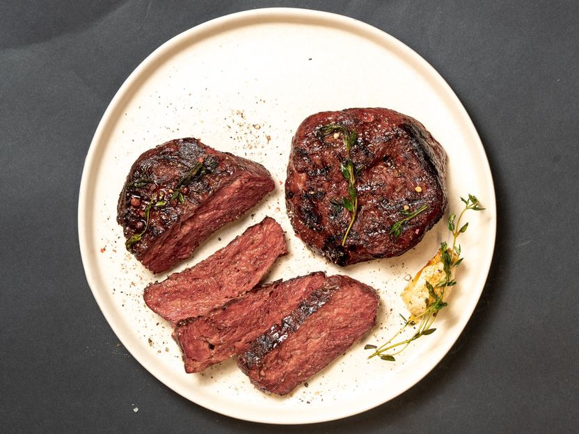 Planted bringt das erste fermentierte Steak seiner Art auf den Markt und baut Produktion aus - Das bessere Steak: 97% weniger CO₂e als das tierische Pendant