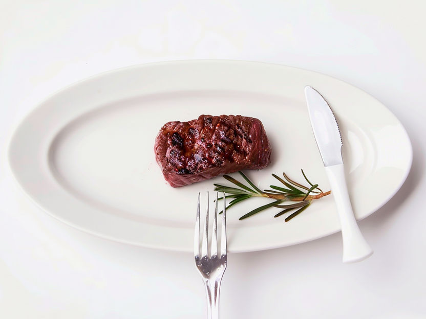 Weniger Fleisch auf dem Tisch: Der Pro-Kopf-Verzehr in Deutschland sinkt weiter - Pro-Kopf-Verzehr von Fleisch sinkt auf unter 52 Kilogramm