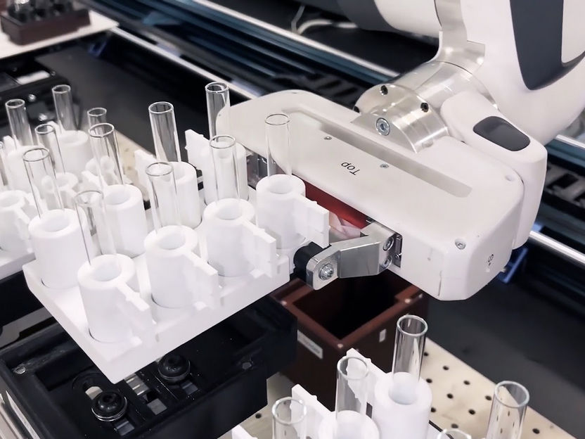 Bessere Batterieherstellung: Roboterlabor testet neue Strategie für Reaktionsdesign - Durch das Mischen unkonventioneller Zutaten in der richtigen Reihenfolge können komplexe Materialien mit weniger Verunreinigungen hergestellt werden