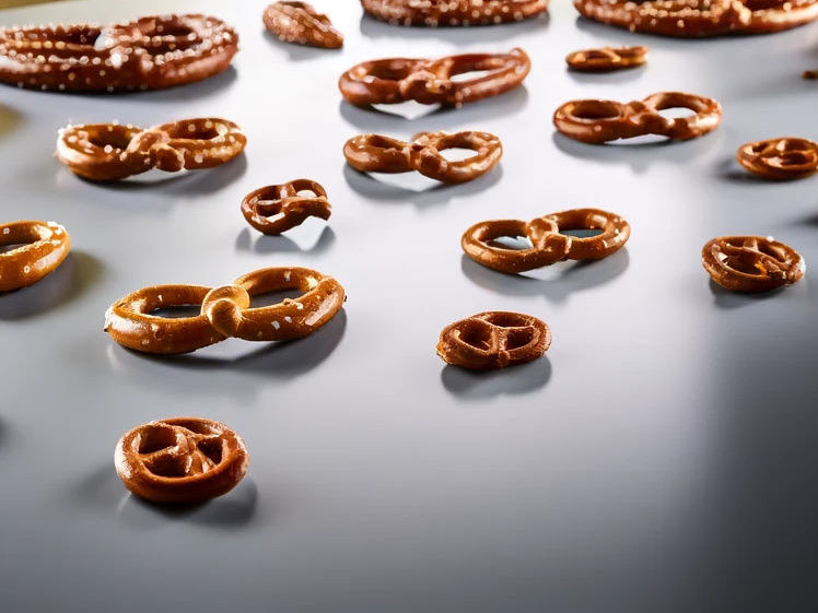 Size of salty snack influences eating behavior that determines amount consumed - Study suggests pretzel size affects intake by governing how quickly a person eats and how big their bites are