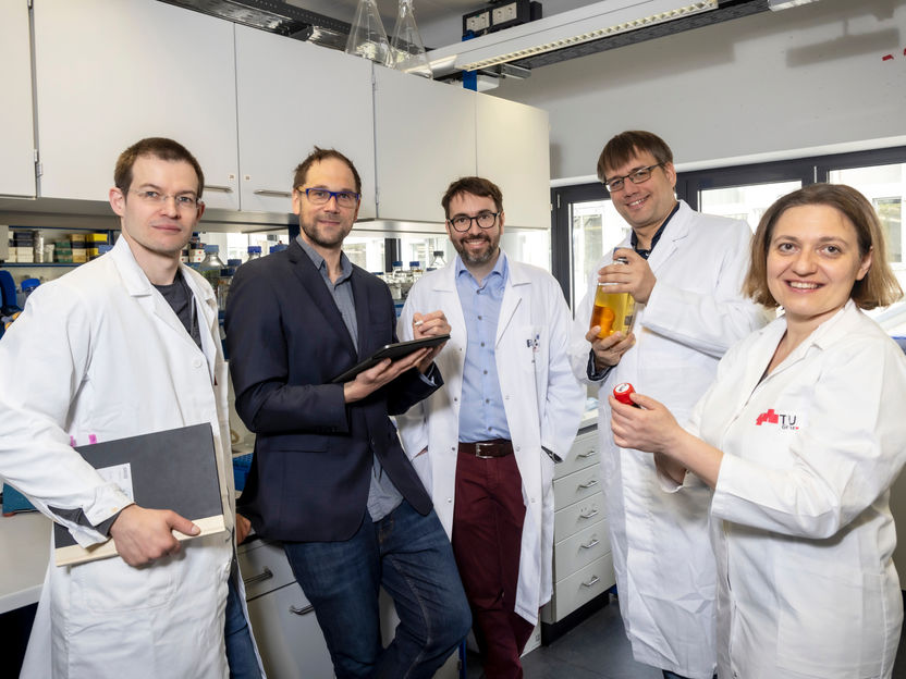 TU Graz bündelt ihre Kräfte in Biotechnologie und Künstlicher Intelligenz - Abbau von Ewigkeitschemikalien und Herstellung von Bioplastik aus CO2