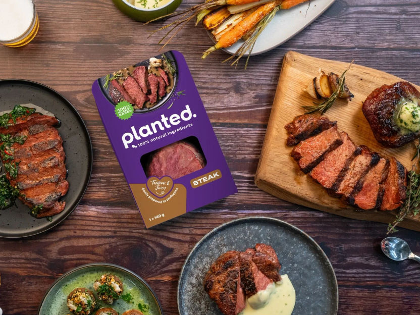 Planted bringt das erste fermentierte Steak seiner Art jetzt auch in den Einzelhandel