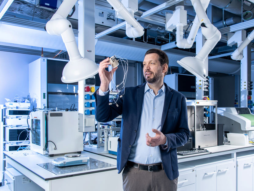 Warum nur ein Experiment auf einmal machen, wenn man auch zehn machen kann? - Treibstoffe und Chemikalien aus CO₂: Zehnmal schneller experimentieren