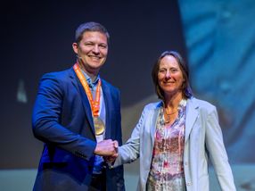 Hydrogenious founder Dr Daniel Teichmann receives Missie H2 Hydrogen medal