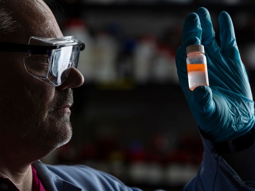 Los científicos logran una eficacia superior al 98% en la eliminación de nanoplásticos del agua - La solución líquida utiliza un disolvente para atrapar las partículas de plástico, dejando agua limpia.