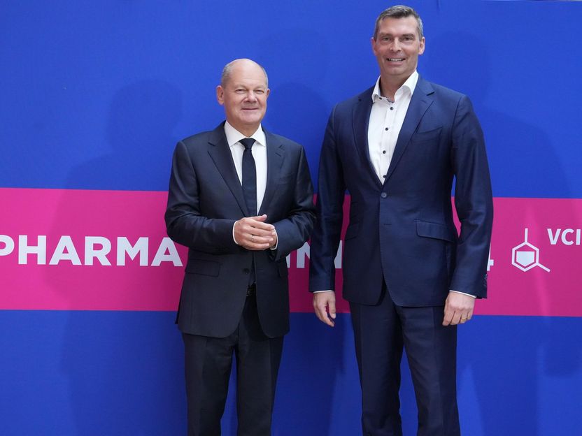 „Wir müssen den Aufbruch wagen. Jetzt!“ - Chemie & Pharma Summit in Berlin: Politische Spitze stellt sich der Branche