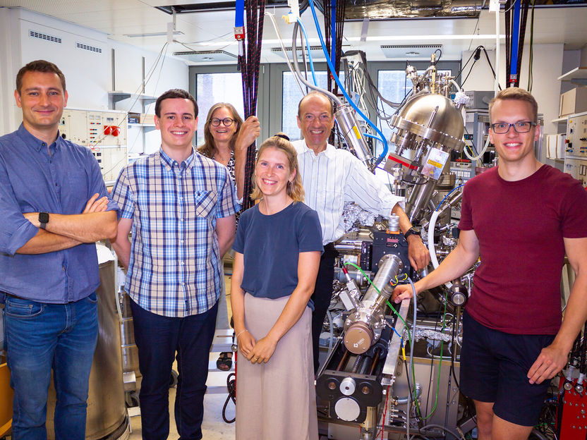 The insulator unraveled - Scientists have uncovered the detailed structure of the aluminum oxide surface, a challenge that has baffled researchers for decades