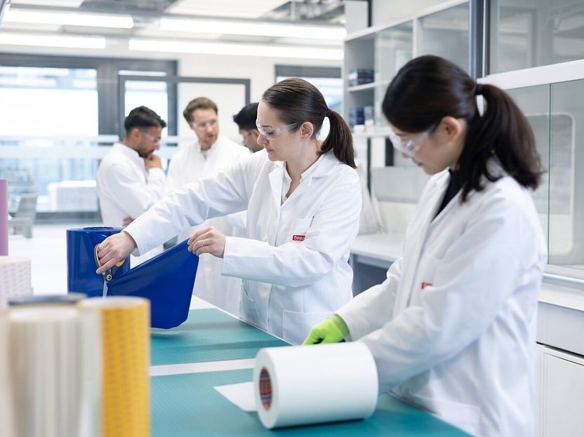 Klimaneutrale Zukunft im Fokus: We Do - tesa Nachhaltigkeitsbericht 2024 zeigt beeindruckende Fortschritte - Klimaneutrale Produktion im Blick: 39 Prozent CO₂-Reduktion in Scope 1 und Scope 2 bereits erreicht