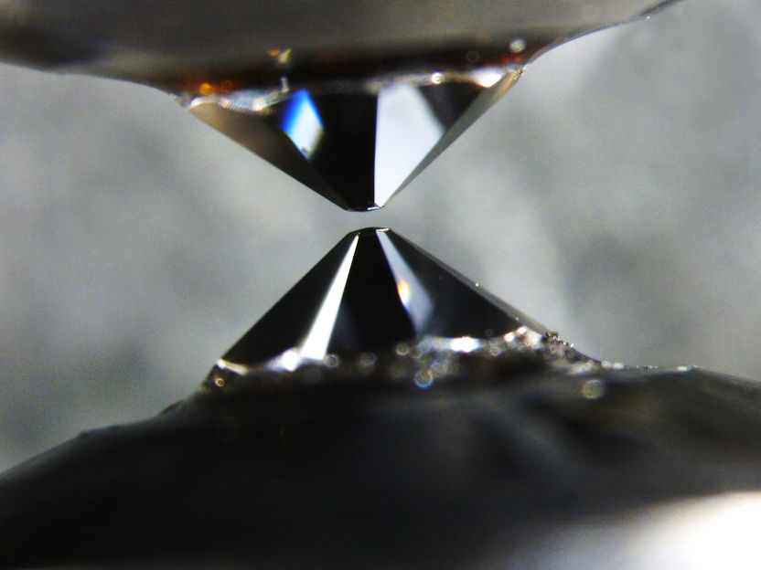 Naturaleza de la superconductividad en compuestos ricos en hidrógeno - La espectroscopia de efecto túnel de electrones a alta presión revela una brecha superconductora en H₃S y D₃S.