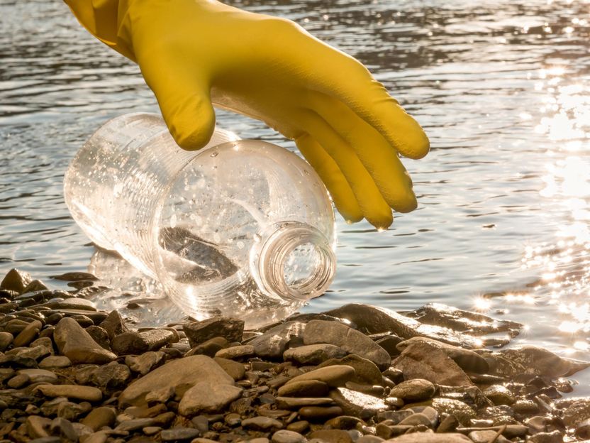 Wie mit Hilfe von Methan und CO2 der Plastikverschmutzung begegnet werden kann