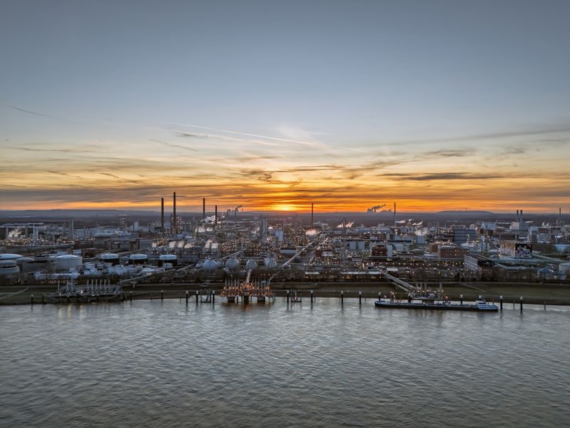Wichtiger Meilenstein für Hydrogenious LOHC: Offizielle Genehmigung für Storage Plant ‘Hector’ erteilt - Weltweit größte kommerzielle Anlage für die Wasserstoffspeicherung im flüssigen organischen Wasserstoffträger Benzyltoluol