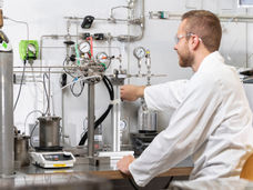 Combinar la reducción electroquímica de CO2 con procesos industriales