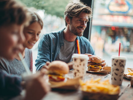 La calidad de la dieta de los niños está relacionada con los hábitos alimentarios del padre en la adolescencia