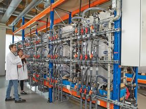 La energía renovable almacenada en una batería a gran escala se introduce en la red eléctrica a demanda