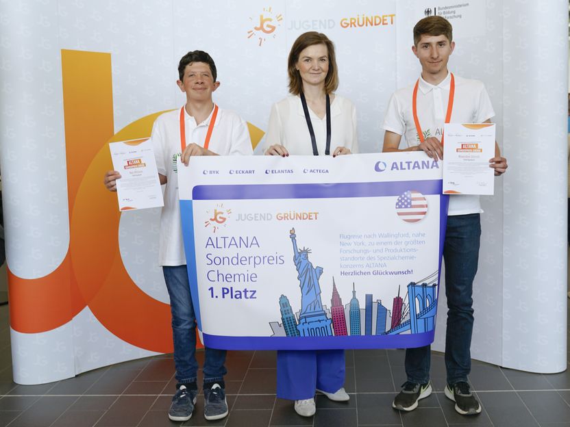 Essbare Algen-Becher, die Plastikmüll bei Sportevents einsparen sollen - JUGEND GRÜNDET Bundesfinale 2025: ALTANA Sonderpreis Chemie für Schüler-Duo aus Heilbronn