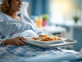 Ungesund und klimaschädlich: Essen in Krankenhäusern und Pflegeheimen untersucht
