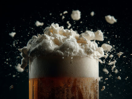 Porque é que a espuma das cervejas belgas dura tanto tempo