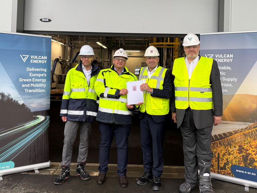 Genehmigung für Bau und Betrieb einer Lithium-Anlage im Industriepark Höchst übergeben