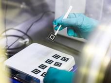 Un team di ricerca internazionale svela la potenza della passivazione per le celle solari tandem in silicio perovskite