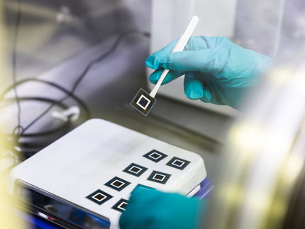 Un team di ricerca internazionale svela la potenza della passivazione per le celle solari tandem in silicio perovskite
