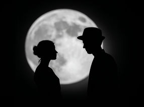 Artificial Light Changes Synchronization with the Moon