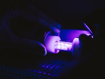 Guidare le reazioni con la luce e senza solventi