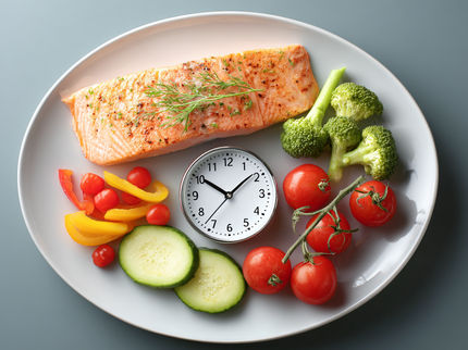 Uma alimentação limitada no tempo sem redução de calorias não melhora a saúde metabólica, mas altera os relógios internos do corpo