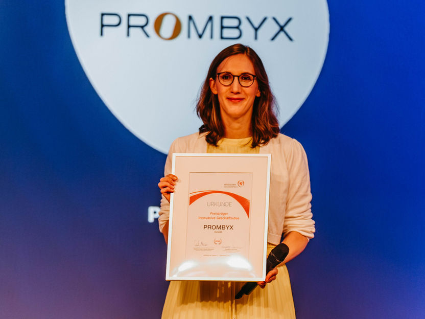 Modelo de negócio inovador cria um triplo valor acrescentado - A PROMBYX, spin-off da JLU, foi distinguida com o prémio Hessian Founder Award 2025 - As pupas do bicho-da-seda como fonte alternativa de proteínas para a alimentação animal