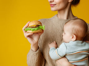 Rindfleisch vs. pflanzlicher Fleischersatz: Ernährung verändert die Zusammensetzung der Muttermilch in weniger als einer Woche